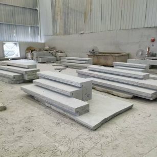 岳阳 整石台阶（大面火烧+侧面自然面），出货前厂内拼装