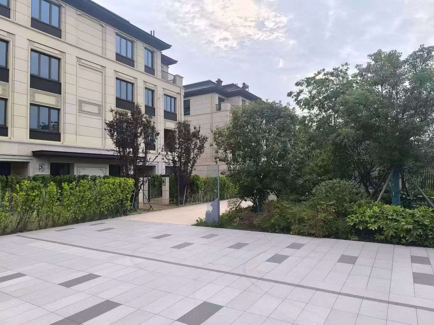 岳阳 芝麻白与芝麻白搭配铺装，尺寸1200*600