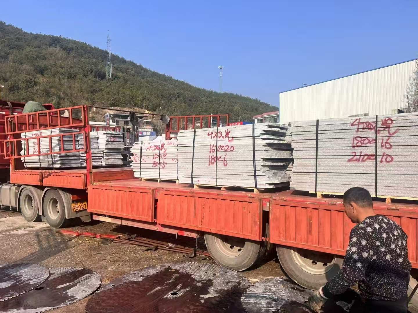 岳阳 芝麻灰花岗岩光面毛板出货日常